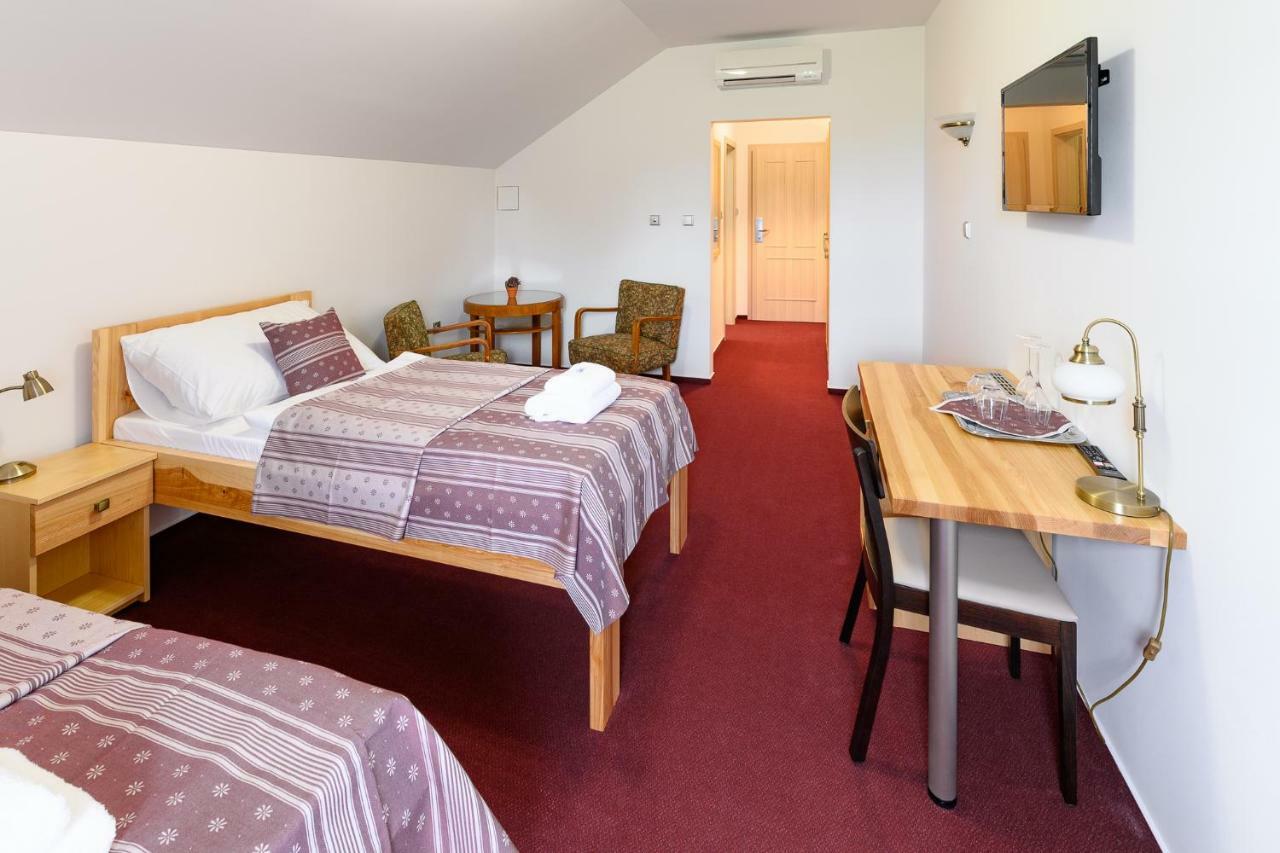 Vencluv Statek Hotel Javornice Luaran gambar